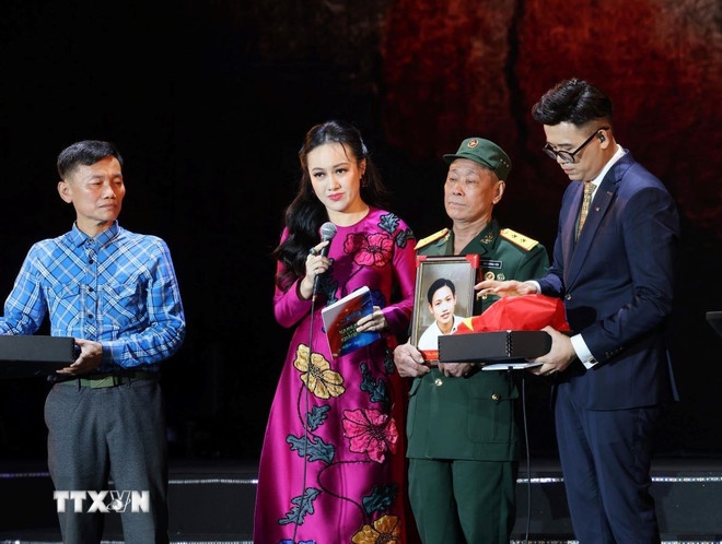 Tại điểm cầu Thành phố Hồ Chí Minh, lễ bàn giao, trao lại những kỷ vật của Liệt sĩ Kha Văn Việt cho thân nhân. (Ảnh: TTXVN)