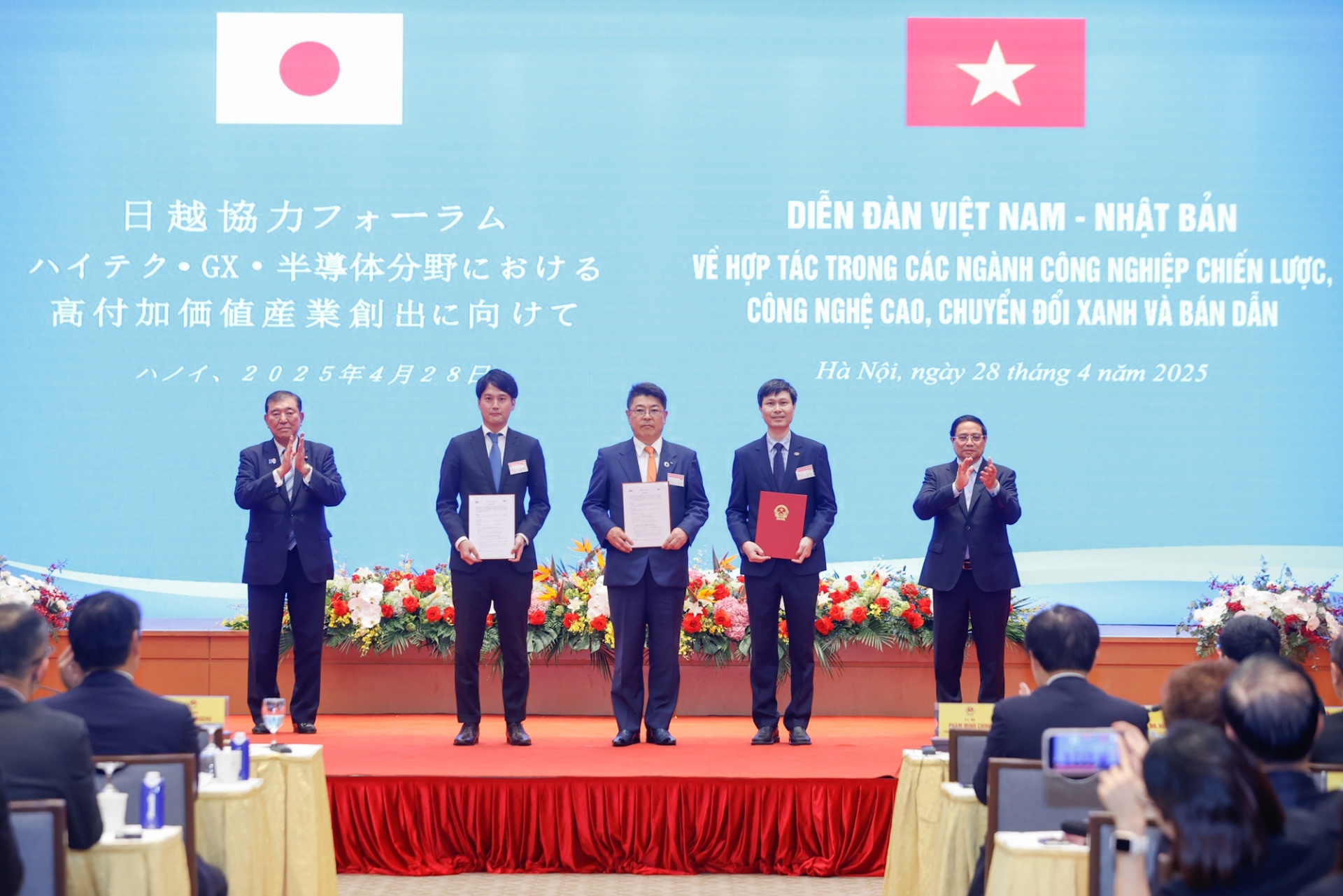 Hai Thủ tướng chứng kiến trao biên bản ghi nhớ hợp tác giữa Tập đoàn FPT và Nisso Corporation, MRIV International - Ảnh: VGP