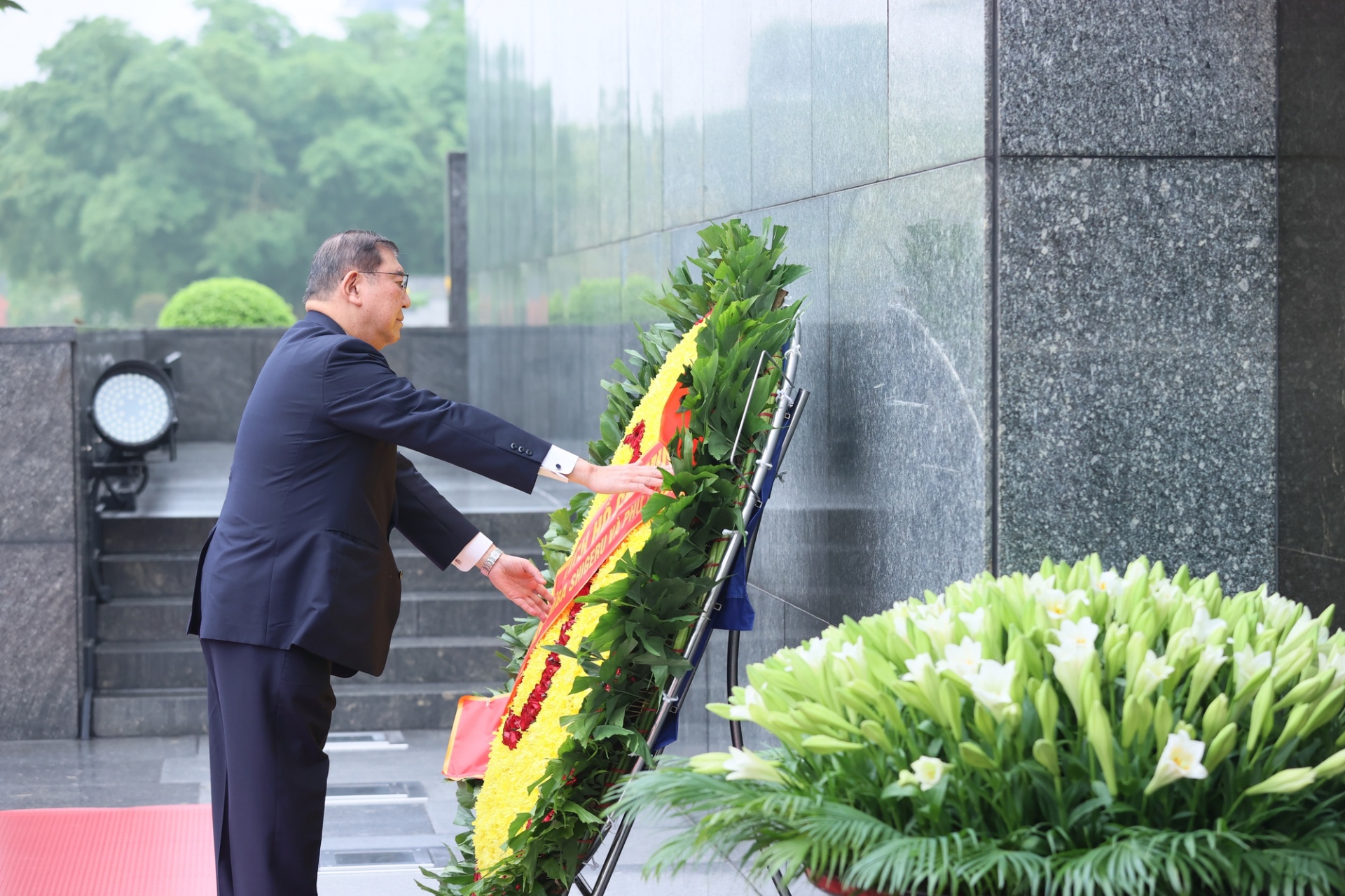 Thủ tướng Ishiba Shigeru đặt vòng hoa, vào Lăng viếng Chủ tịch Hồ Chí Minh - Ảnh: VGP