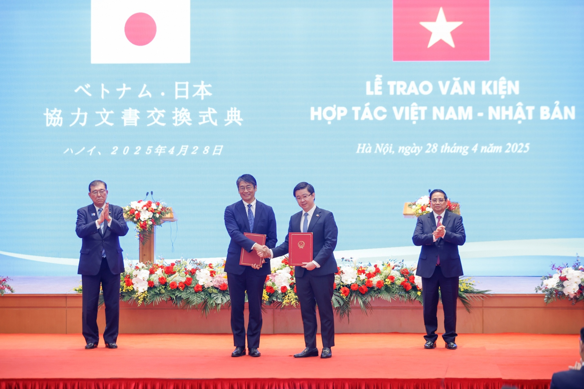 Thủ tướng Phạm Minh Chính và Thủ tướng Nhật Bản Ishiba Shigeru chứng kiến lễ trao Bản ghi nhớ hợp tác giữa Bộ Khoa học và Công nghệ Việt Nam và Bộ Giáo dục, Văn hóa, Thể thao, Khoa học và Công nghệ Nhật Bản về hợp tác nghiên cứu và phát triển trong lĩnh v