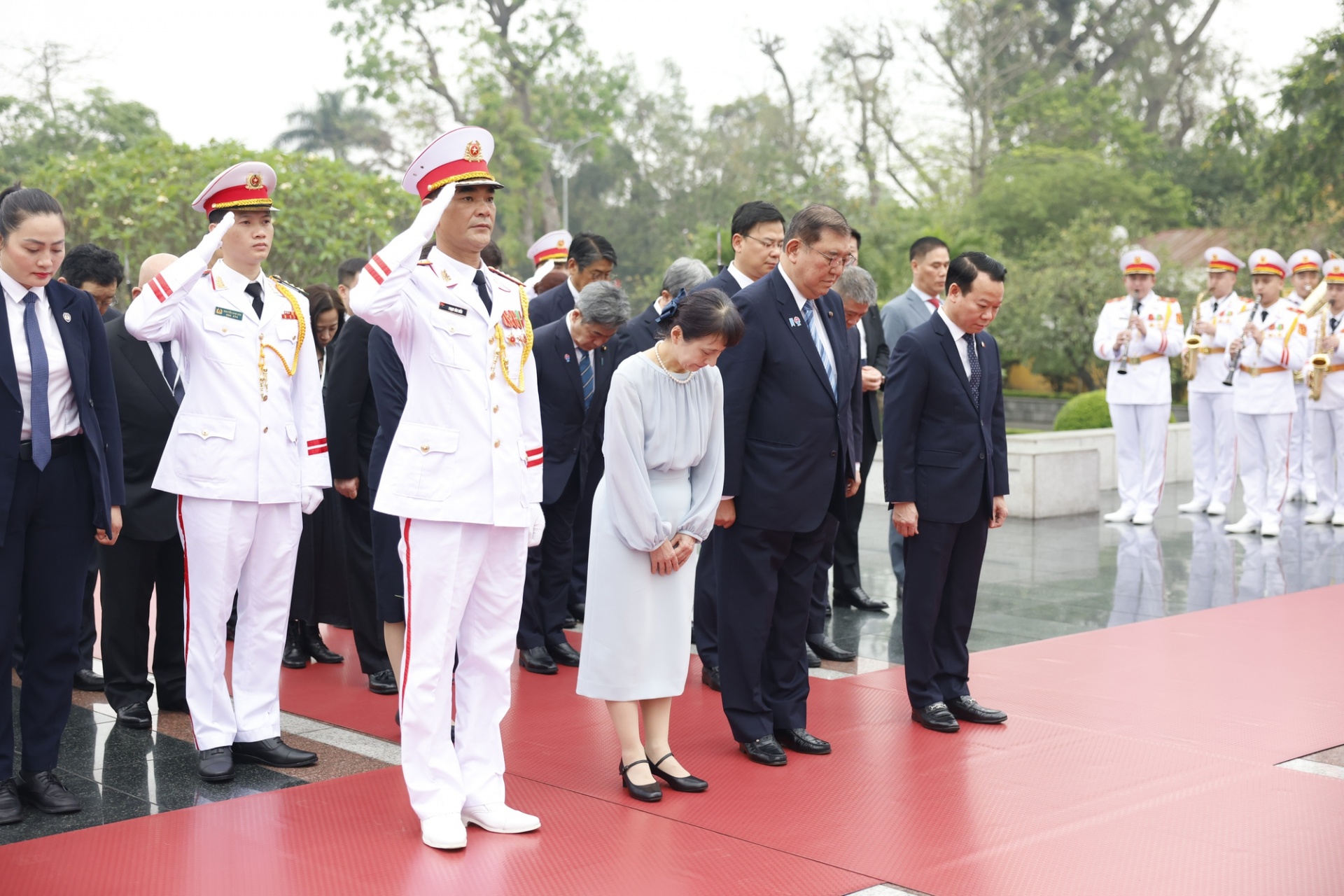 Thủ tướng Ishiba Shigeru đặt hoa tưởng niệm tại Đài tưởng niệm các anh hùng, liệt sĩ - Ảnh VGP