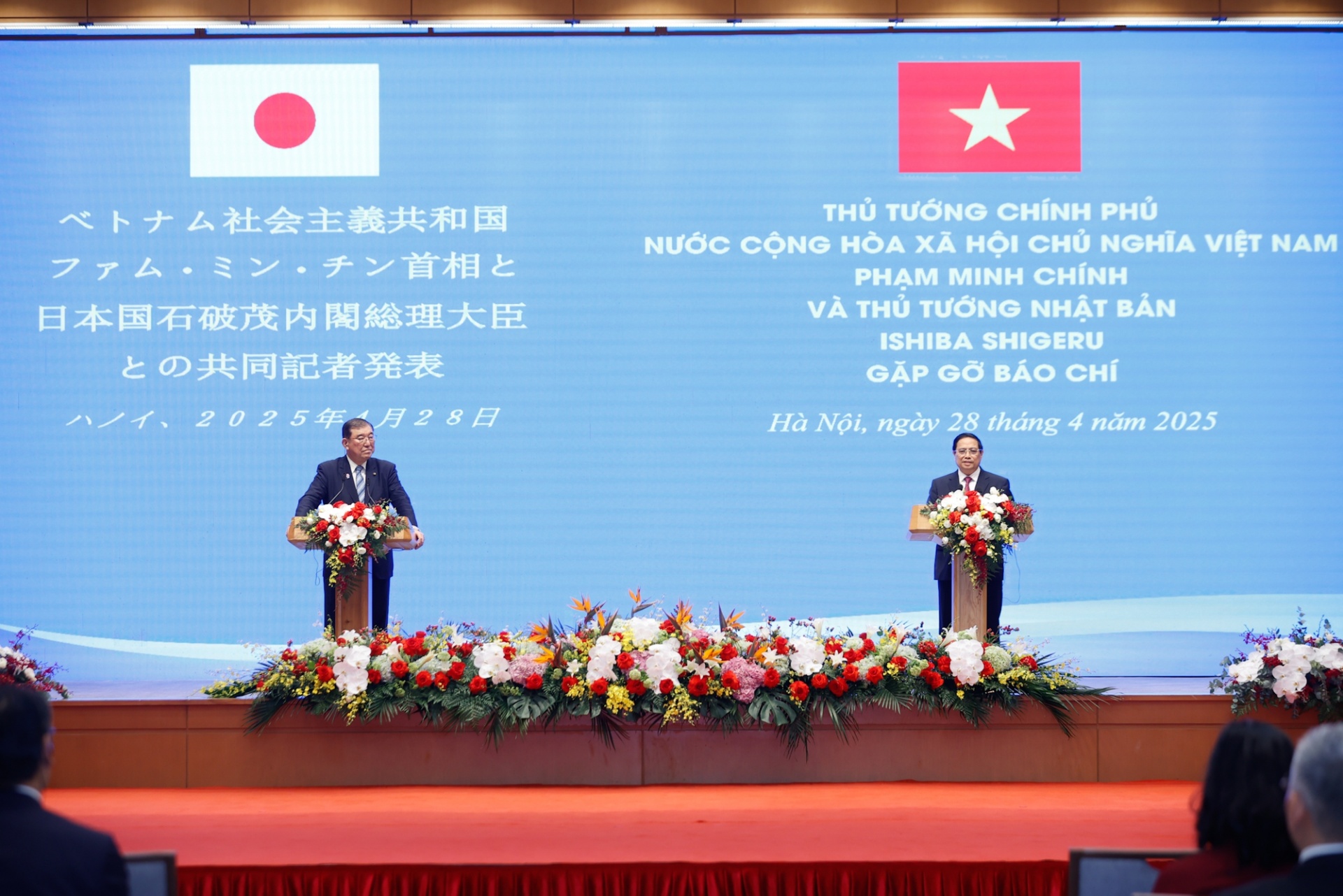 Thủ tướng Phạm Minh Chính và Thủ tướng Nhật Bản Ishiba Shigeru gặp gỡ báo chí chung và thông báo những kết quả chính trong hội đàm - Ảnh: VGP