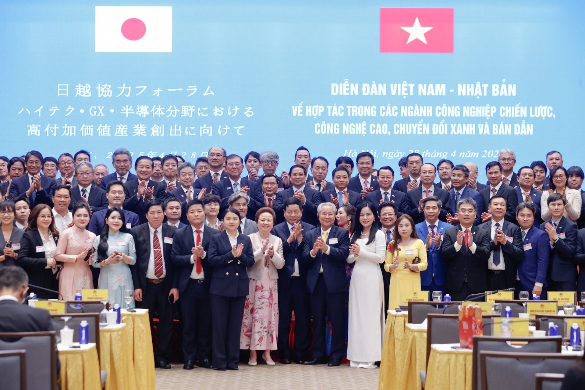 Thủ tướng Phạm Minh Chính và Thủ tướng Nhật Bản Ishiba Shigeru cùng các đại biểu dự Diễn đàn - Ảnh: VGP