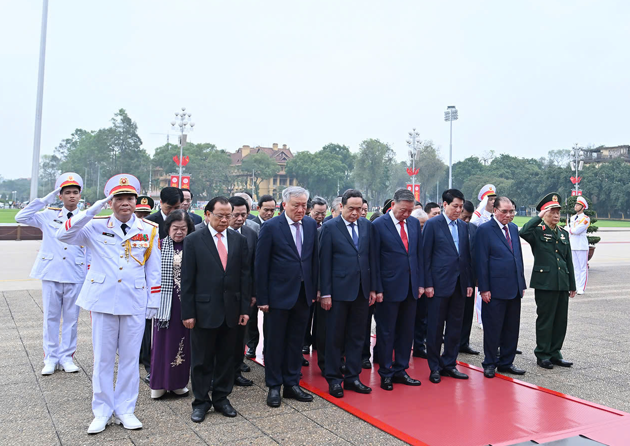 Đoàn đại biểu Lãnh đạo, nguyên Lãnh đạo Đảng, Nhà nước do Tổng Bí thư Tô Lâm dẫn đầu thành kính tưởng niệm Chủ tịch Hồ Chí Minh - Ảnh: VGP