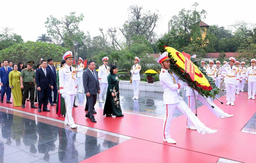 Lãnh đạo Đảng, Nhà nước tưởng niệm Chủ tịch Hồ Chí Minh và các Anh hùng, liệt sỹ