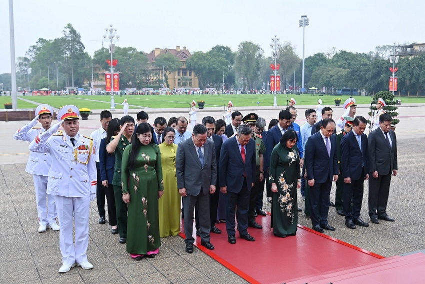 Lãnh đạo Đảng, Nhà nước tưởng niệm Chủ tịch Hồ Chí Minh và các Anh hùng, liệt sỹ
