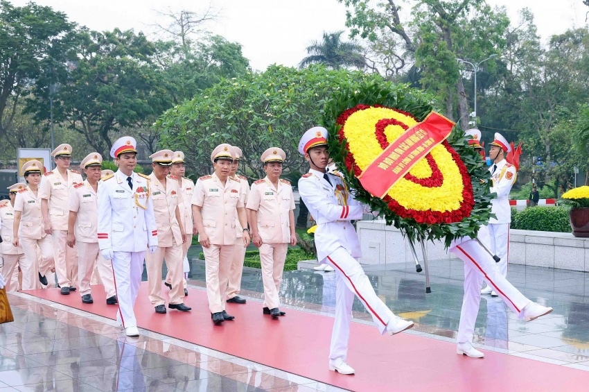 Lãnh đạo Đảng, Nhà nước tưởng niệm Chủ tịch Hồ Chí Minh và các Anh hùng, liệt sỹ