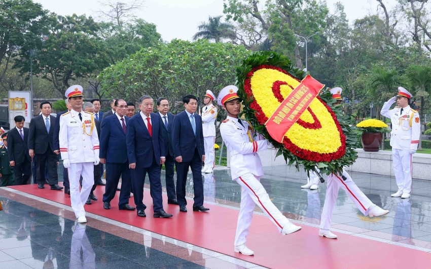 Lãnh đạo Đảng, Nhà nước tưởng niệm Chủ tịch Hồ Chí Minh và các Anh hùng, liệt sỹ