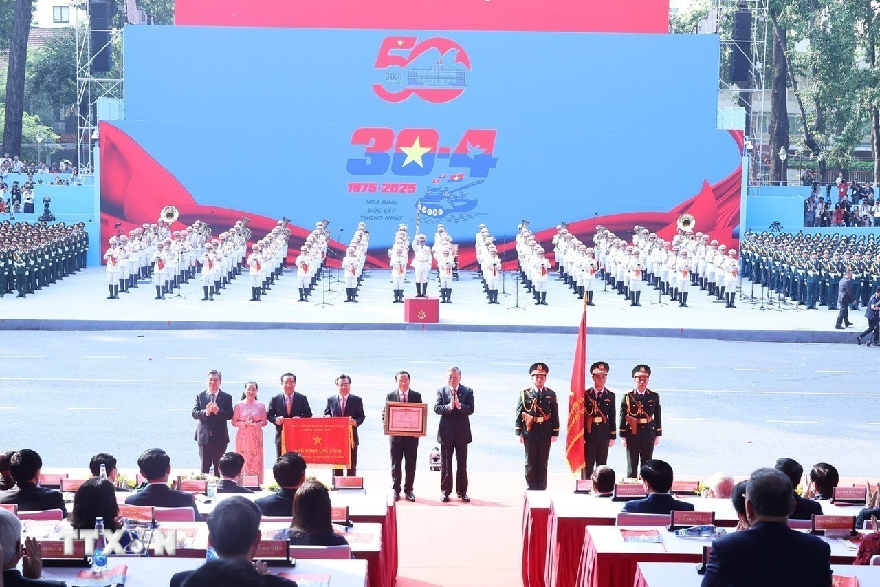  Tổng Bí thư Tô Lâm, thay mặt lãnh đạo Đảng, Nhà nước trao tặng danh hiệu “Anh hùng Lao động” cho Đảng bộ, Chính quyền và Nhân dân Thành phố Hồ Chí Minh - Ảnh: TTXVN