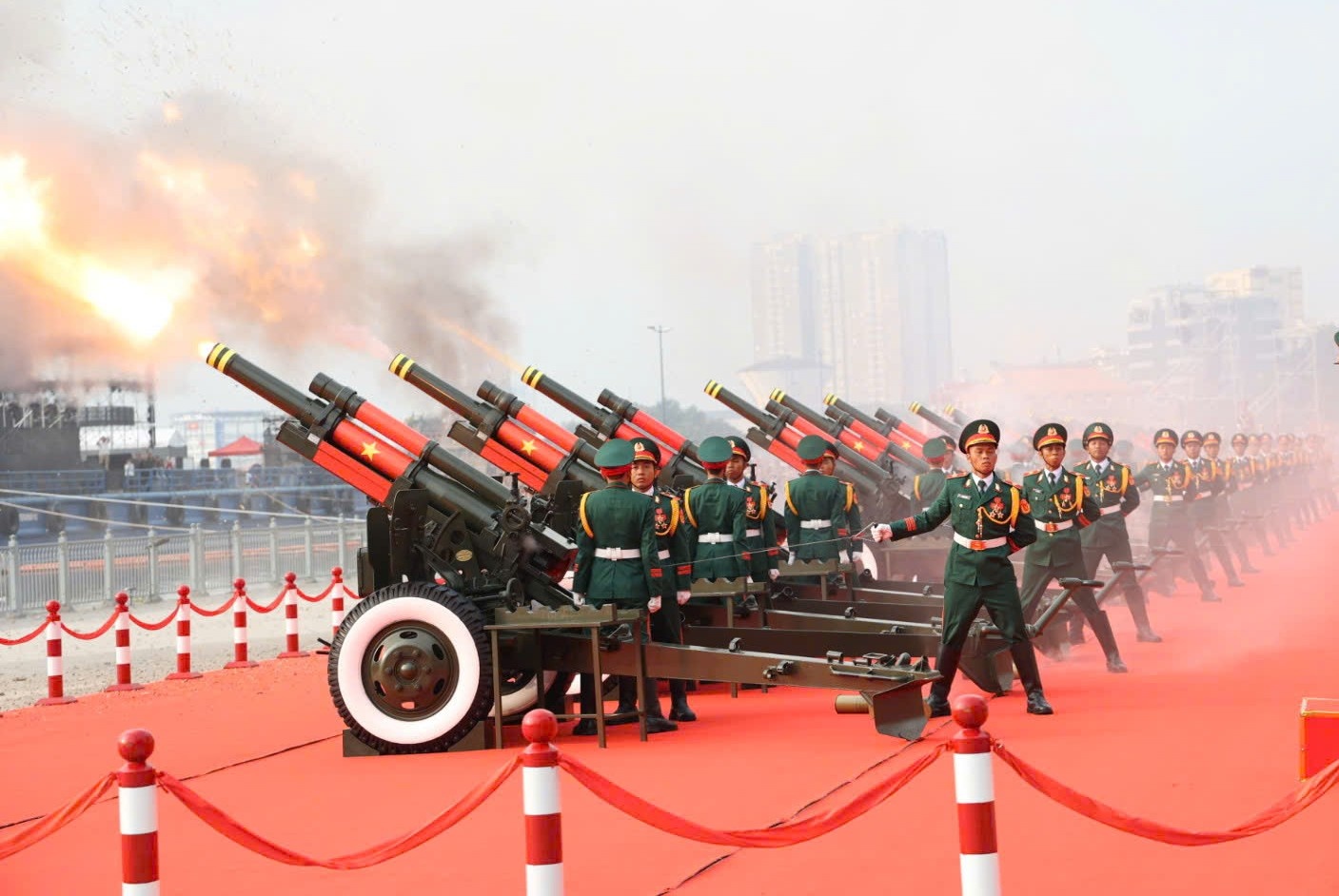   Đại bác khai hỏa trong không khí trang nghiêm, hào hùng mở đầu lễ kỷ niệm - Ảnh: VGP/Lê Anh