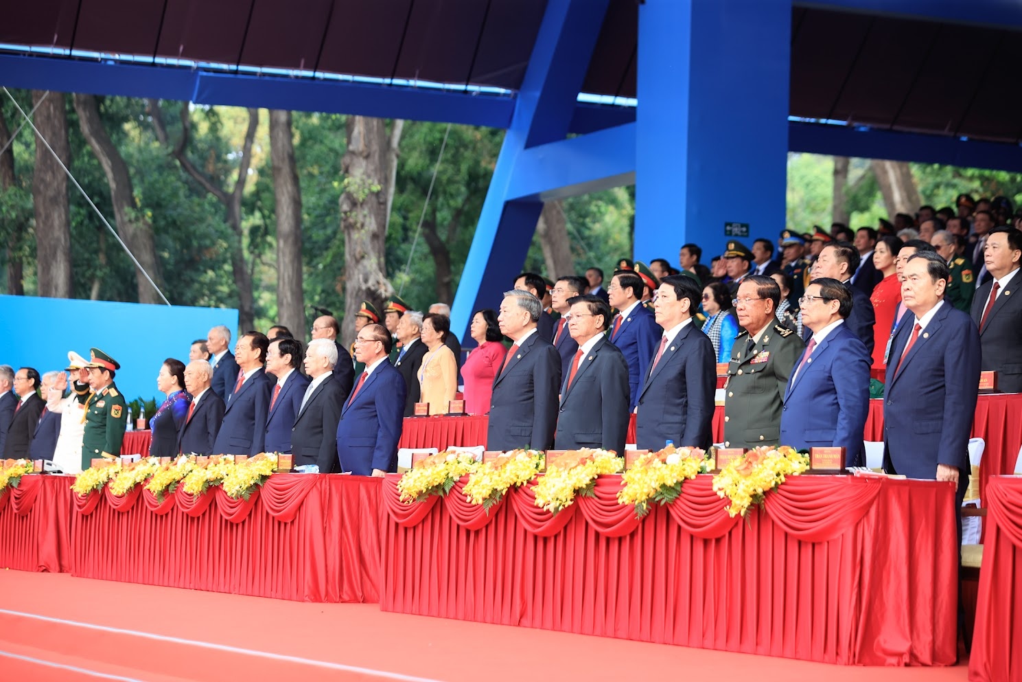  Tổng Bí thư Tô Lâm và các đồng chí Lãnh đạo, nguyên Lãnh đạo Đảng, Nhà nước cùng các vị khách quốc tế và đại biểu dự buổi lễ - Ảnh: VGP