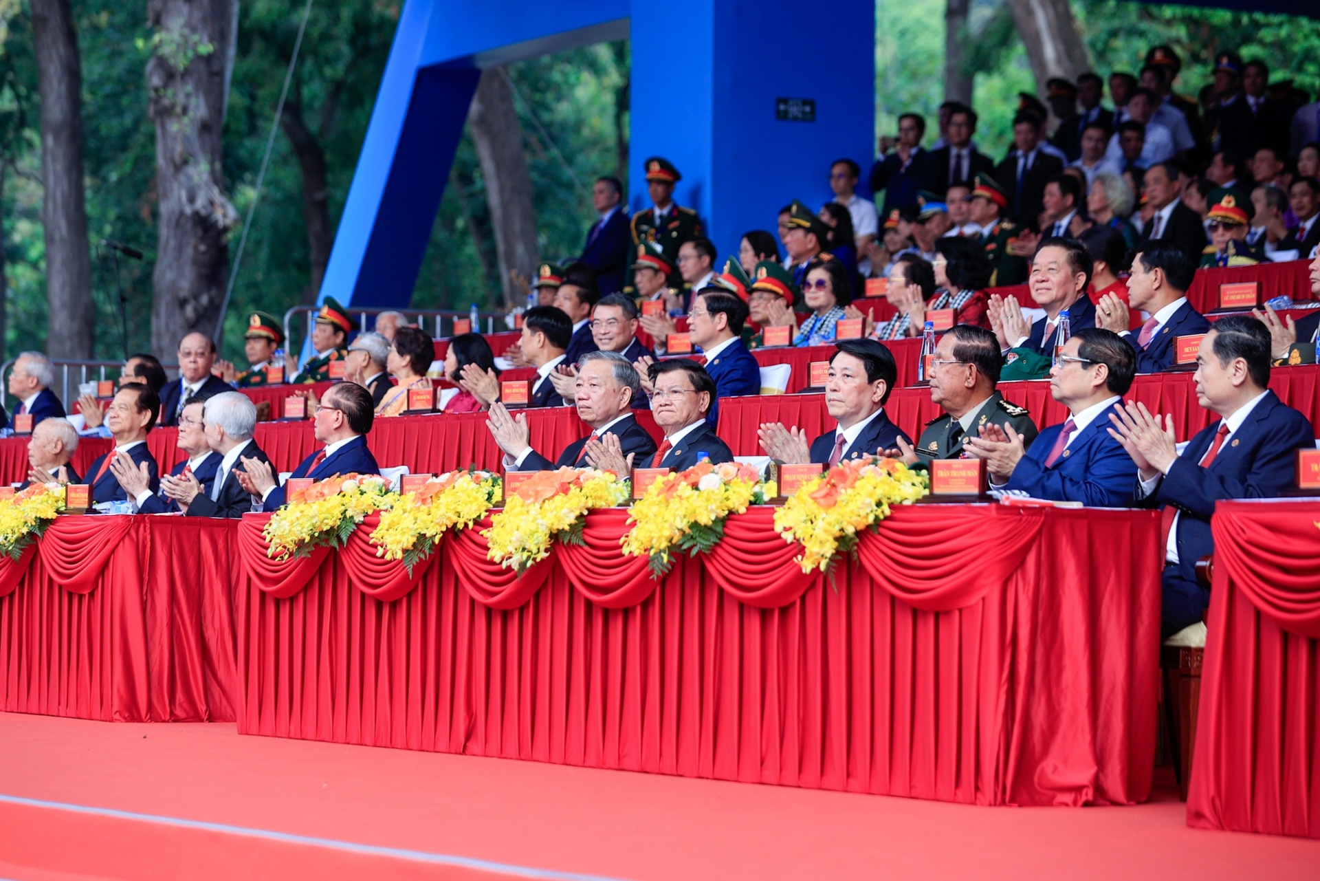 Tổng Bí thư Tô Lâm và các đồng chí Lãnh đạo, nguyên Lãnh đạo Đảng, Nhà nước cùng các vị khách quốc tế và đại biểu dự buổi lễ - Ảnh: VGP Tổng Bí thư Tô Lâm và các đồng chí Lãnh đạo, nguyên Lãnh đạo Đảng, Nhà nước cùng các vị khách quốc tế và đại biểu dự buổi lễ - Ảnh: VGP