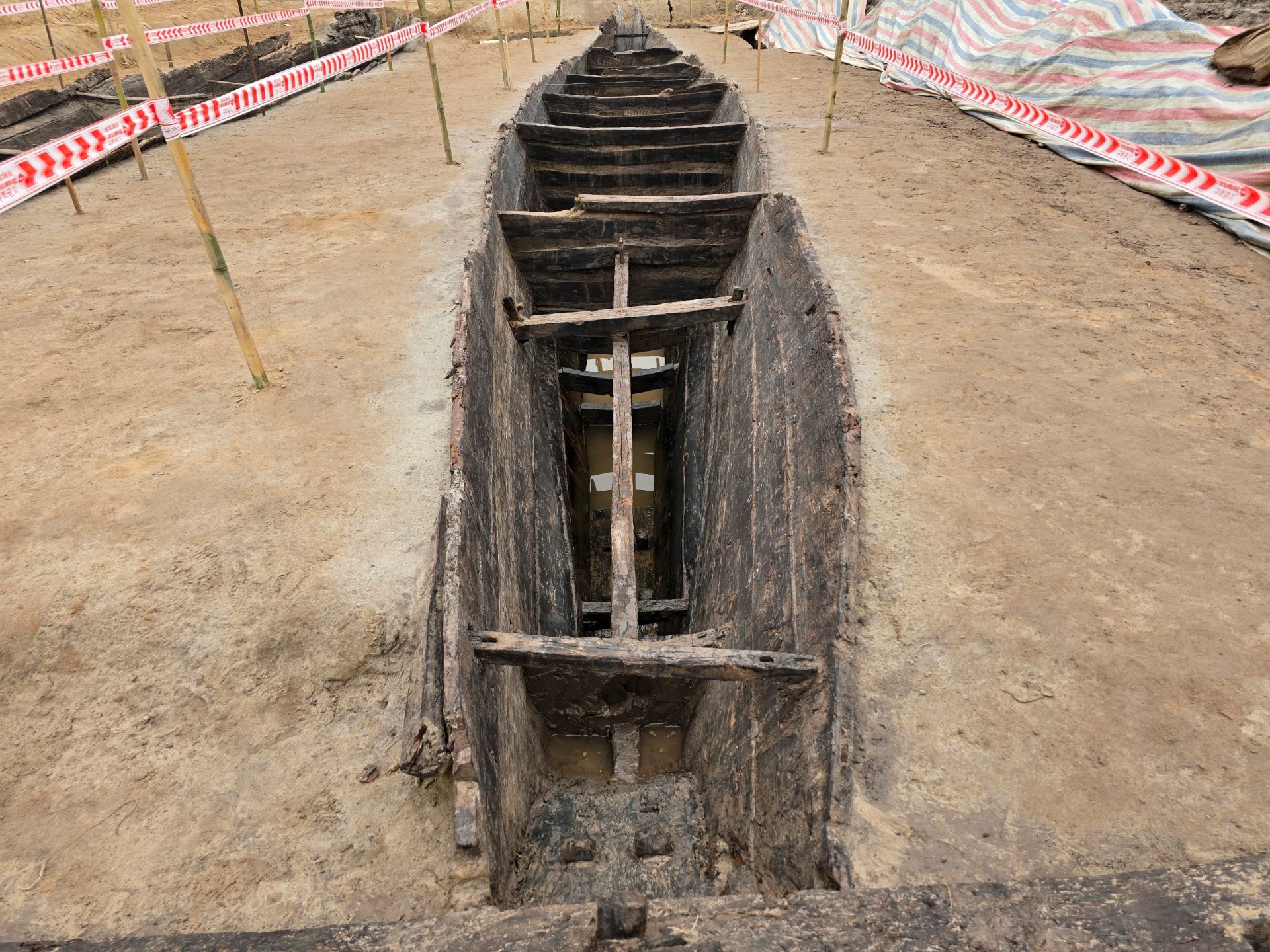 Bắc Ninh: Phát hiện thuyền cổ hai thân độc nhất vô nhị gần thành Luy Lâu Bắc Ninh: Phát hiện thuyền cổ hai thân độc nhất vô nhị gần thành Luy Lâu