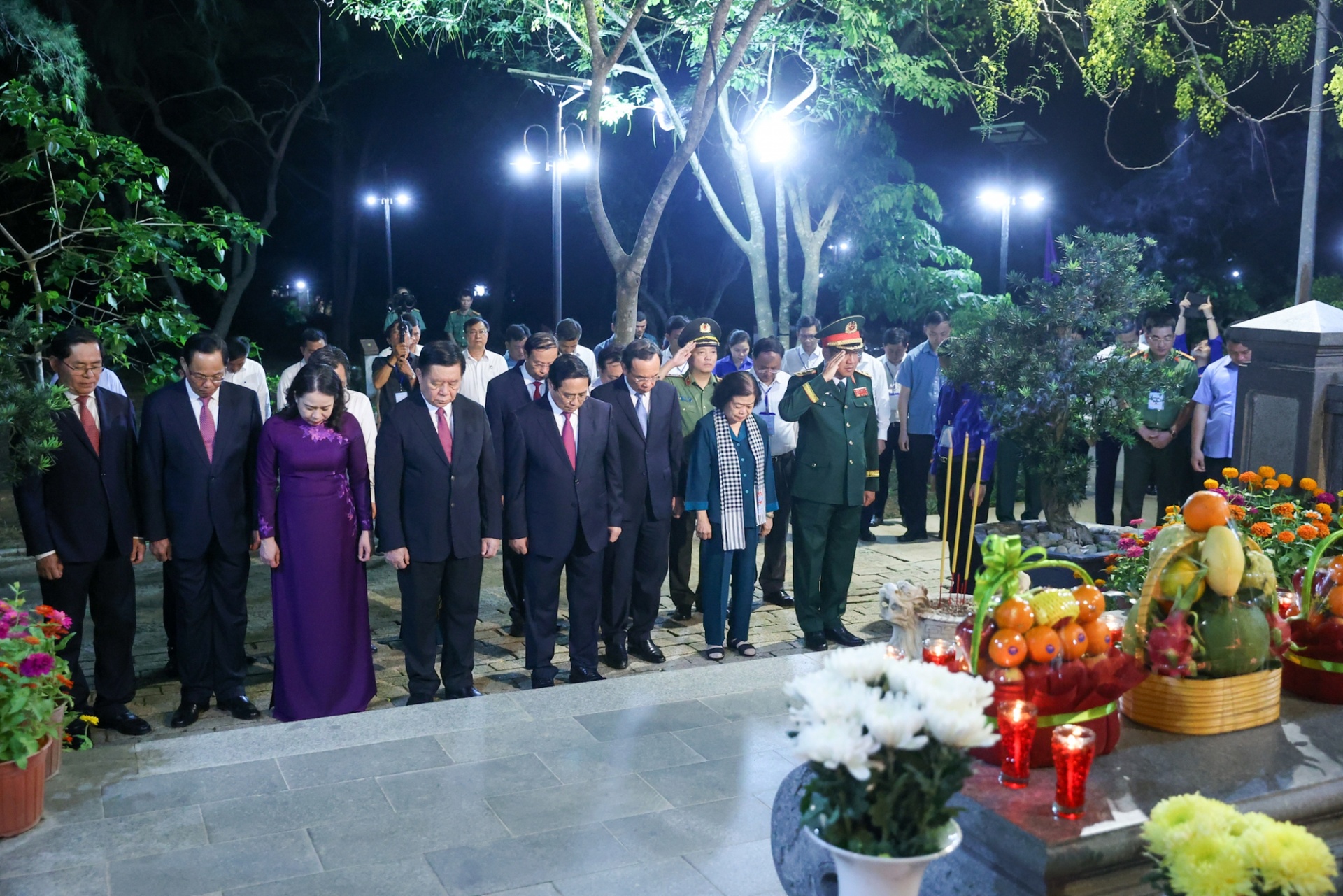   Trong chương trình, Thủ tướng Phạm Minh Chính và các đại biểu tưởng nhớ các Anh hùng liệt sĩ tại Nghĩa trang Hàng Dương - Ảnh: VGP