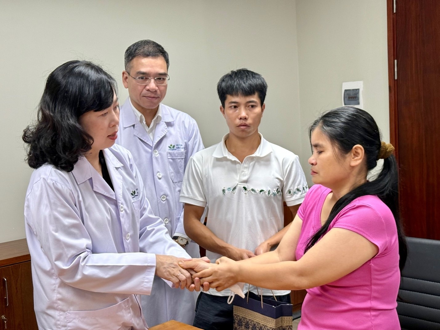      Bộ trưởng Bộ Y tế Đào Hồng Lan thăm bệnh nhi M.T.A đang điều trị tại Khoa Hồi sức ngoại khoa.