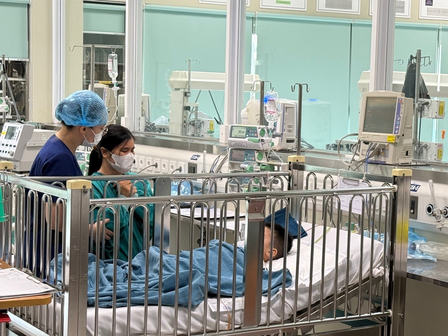    Mẹ bệnh nhi vào giường bệnh thăm con trai