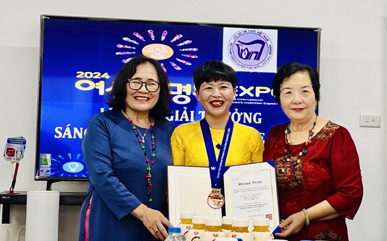 PGS.TS Đặng Thị Thanh Lê với các sáng chế sản phẩm sinh học