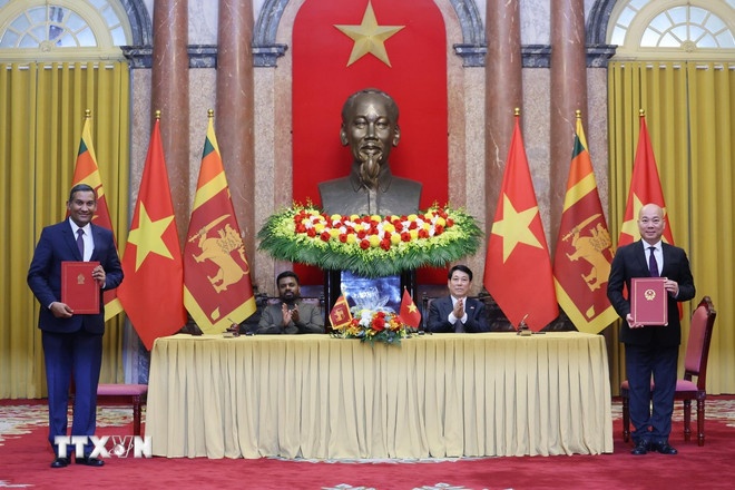 Chủ tịch nước Lương Cường và Tổng thống Sri Lanka Anura Kumara Dissanayaka chứng kiến lễ trao Hiệp định giữa Chính phủ Việt Nam và Chính phủ Sri Lanka về hợp tác và trợ giúp lần nhau trong lĩnh vực hải quan. (Ảnh: TTXVN)