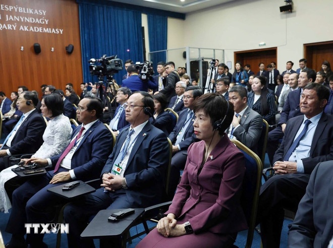 Các đại biểu tham dự sự kiện Tổng Bí thư Tô Lâm phát biểu về chính sách tại Học viện Hành chính Công trực thuộc Tổng thống Kazakhstan. (Ảnh: TTXVN) Các đại biểu tham dự sự kiện Tổng Bí thư Tô Lâm phát biểu về chính sách tại Học viện Hành chính Công trực thuộc Tổng thống Kazakhstan. (Ảnh: TTXVN)