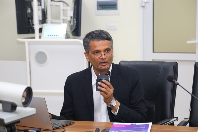 Tiến sỹ S.Vidyadhara - Trưởng khoa phẫu thuật cột sống Bệnh viện Manipal (Ấn Độ) chia sẻ tại Hội thảo. (Ảnh: Vietnam+) Tiến sỹ S.Vidyadhara - Trưởng khoa phẫu thuật cột sống Bệnh viện Manipal (Ấn Độ) chia sẻ tại Hội thảo. (Ảnh: Vietnam+)