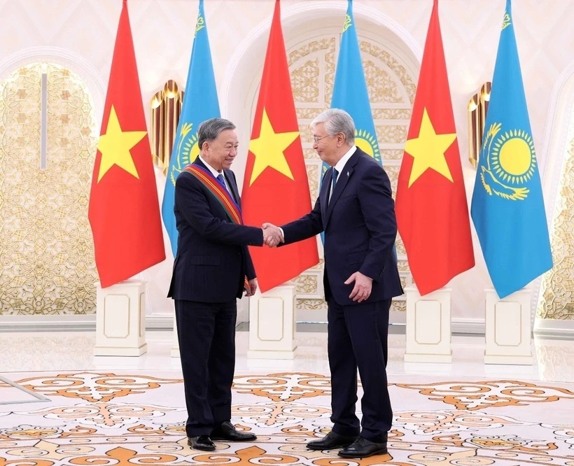Tổng thống Kassym-Jomart Tokayev trao Huân chương Hữu nghị hạng Nhất của Nhà nước Kazakhstan cho Tổng Bí thư Tô Lâm. (Ảnh: TTXVN)
