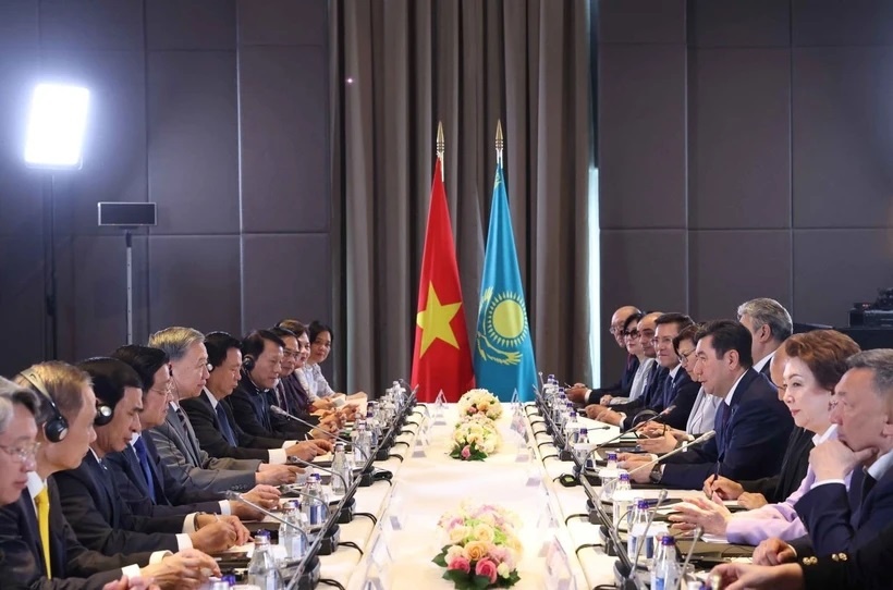 Tổng Bí thư Tô Lâm hội kiến Chủ tịch Hạ viện Kazakhstan, Chủ tịch Đảng Amanat cầm quyền Erlan Koshanov. (Ảnh: TTXVN)