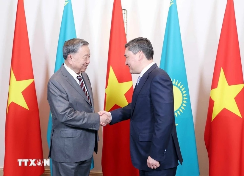 Tổng Bí thư Tô Lâm hội kiến Thủ tướng Kazakhstan Olzhas Bektenov. (Ảnh: TTXVN)