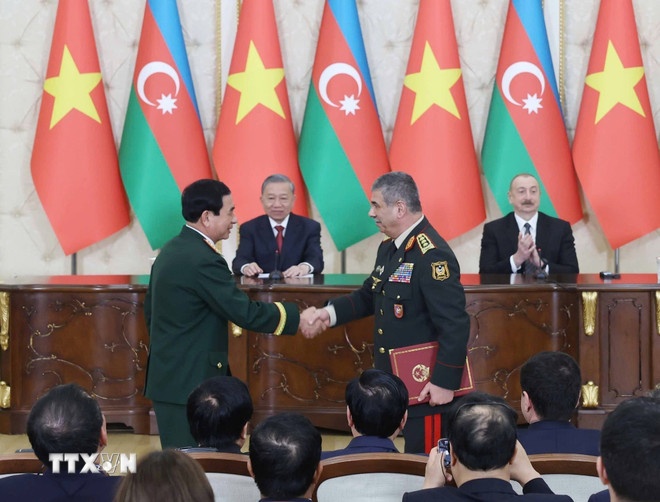 Tổng Bí thư Tô Lâm và Tổng thống Azerbaijan Ilham Aliyev chứng kiến trao Ý định thư hợp tác giữa Bộ Quốc phòng Việt Nam và Bộ Quốc phòng Azerbaijan. (Ảnh: TTXVN)