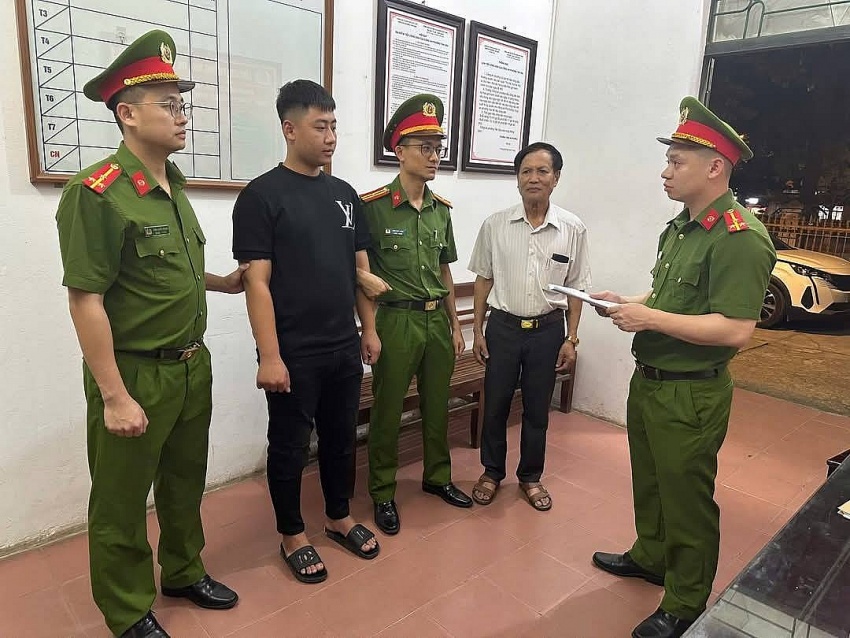 Phú Thọ: Bắt giữ 2 đối tượng khai thác đất trái phép ở xã Thạch Khoán (huyện Thanh Sơn). Phú Thọ: Bắt giữ 2 đối tượng khai thác đất trái phép ở xã Thạch Khoán (huyện Thanh Sơn).