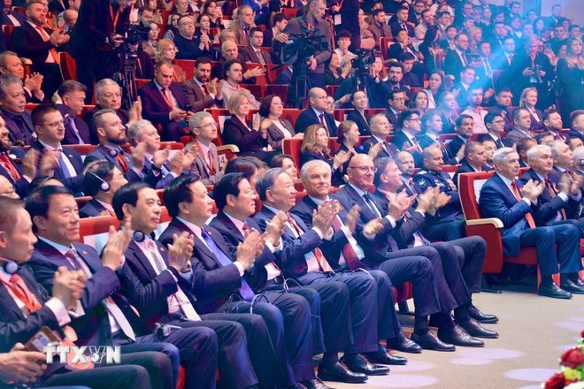  Tổng Bí thư Tô Lâm và Chủ tịch Duma Quốc gia (Hạ viện) Liên bang Nga Vyacheslav Volodin cùng các đại biểu dự buổi gặp gỡ và phát biểu Chính sách tại Học viện Tổng thống Nga. (Ảnh: TTXVN)