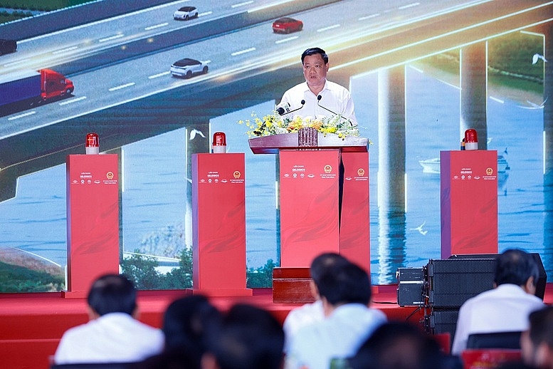 Khởi công cao tốc 20.000 tỷ đồng đoạn qua Thái Bình, Nam Định và KCN Hưng Phú Khởi công cao tốc 20.000 tỷ đồng đoạn qua Thái Bình, Nam Định và KCN Hưng Phú