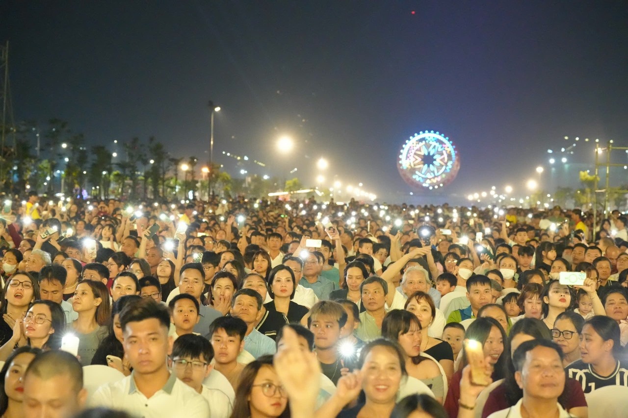 Đêm nghệ thuật Tuần Văn hóa – Du lịch “Rực rỡ Hà Nam” – Bản hòa tấu văn hóa và khát vọng phát triển Đêm nghệ thuật Tuần Văn hóa – Du lịch “Rực rỡ Hà Nam” – Bản hòa tấu văn hóa và khát vọng phát triển