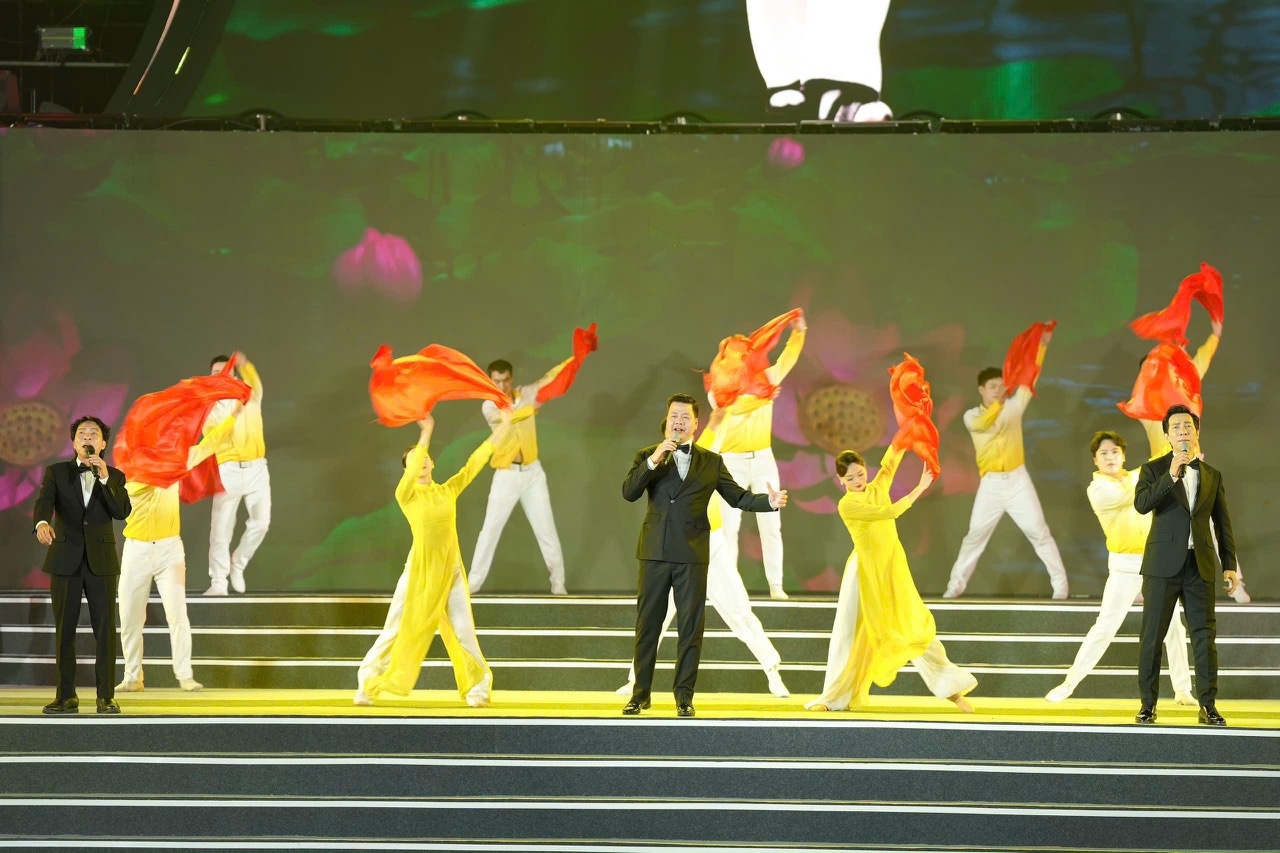 Đêm nghệ thuật Tuần Văn hóa – Du lịch “Rực rỡ Hà Nam” – Bản hòa tấu văn hóa và khát vọng phát triển Đêm nghệ thuật Tuần Văn hóa – Du lịch “Rực rỡ Hà Nam” – Bản hòa tấu văn hóa và khát vọng phát triển