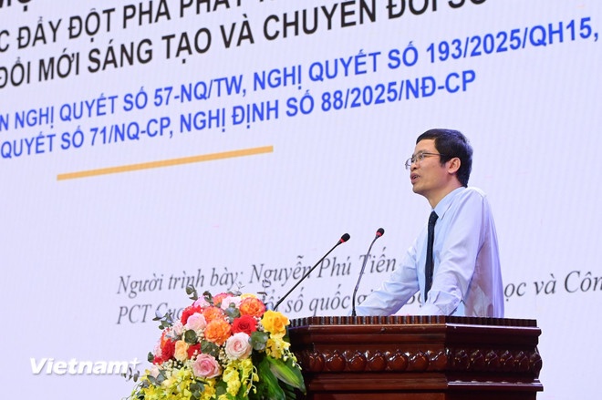 Tiến sỹ Nguyễn Phú Tiến - Phó Cục trưởng Cục Chuyển đổi số Quốc gia (Bộ Khoa học và Công nghệ) phát biểu tại hội nghị. (Ảnh: Vietnam+)