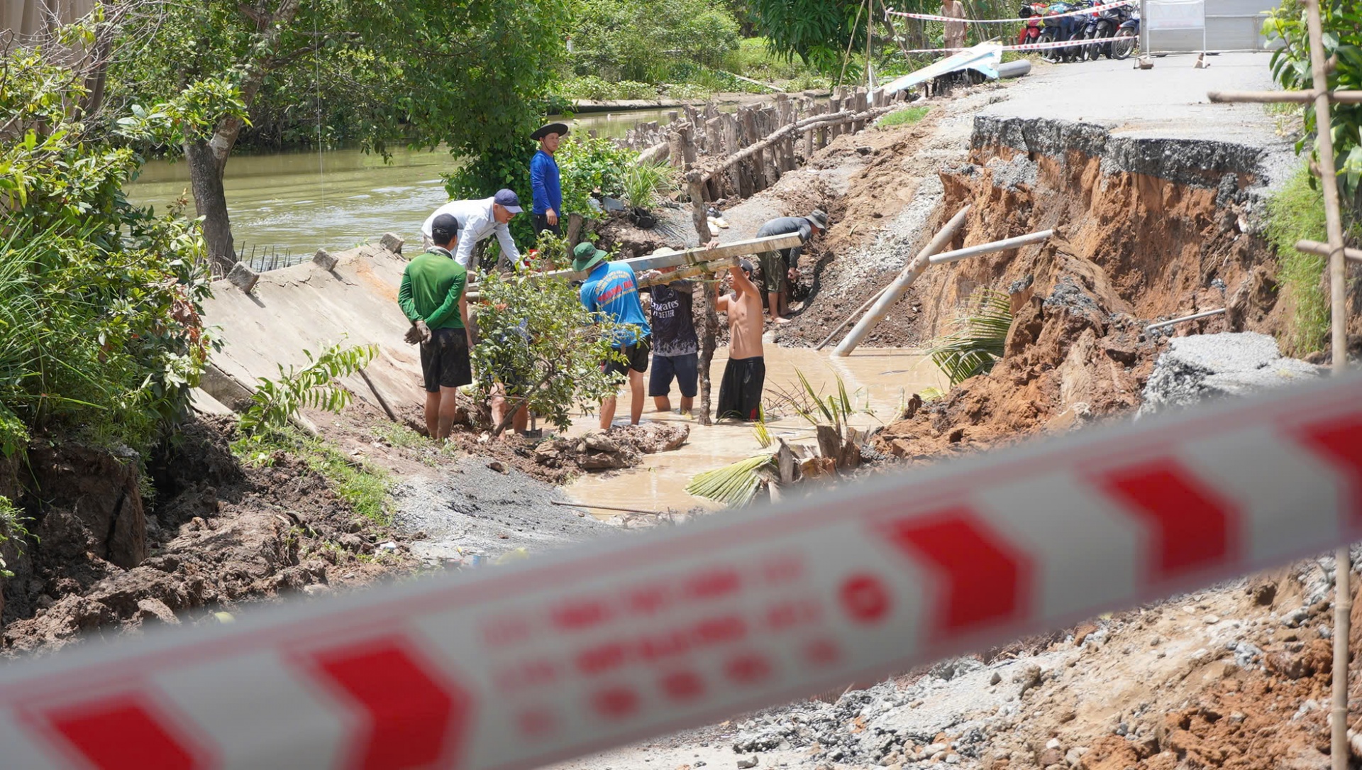 Cần Thơ xảy ra sụt lún, chia cắt đường giao thông nông thôn Cần Thơ xảy ra sụt lún, chia cắt đường giao thông nông thôn