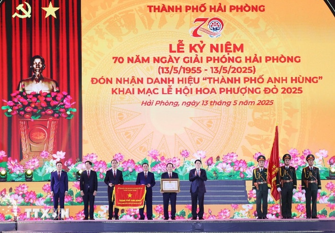 Chủ tịch nước Lương Cường trao danh hiệu Thành phố Anh hùng cho Đảng bộ, chính quyền và nhân dân Thành phố Hải Phòng. (Ảnh: TTXVN) Chủ tịch nước Lương Cường trao danh hiệu Thành phố Anh hùng cho Đảng bộ, chính quyền và nhân dân Thành phố Hải Phòng. (Ảnh: TTXVN)