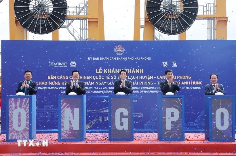 Chủ tịch nước Lương Cường và các đại biểu khánh thành Cảng container quốc tế TIL Cảng Hải Phòng - HTIT (Bến số 3, số 4 - Khu bến cảng Lạch Huyện). (Ảnh: TTXVN) Chủ tịch nước Lương Cường và các đại biểu khánh thành Cảng container quốc tế TIL Cảng Hải Phòng - HTIT (Bến số 3, số 4 - Khu bến cảng Lạch Huyện). (Ảnh: TTXVN)