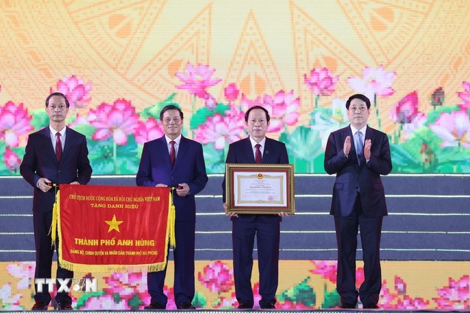 Chủ tịch nước Lương Cường trao danh hiệu Thành phố Anh hùng cho Đảng bộ, chính quyền và nhân dân Thành phố Hải Phòng. (Ảnh: TTXVN) Chủ tịch nước Lương Cường trao danh hiệu Thành phố Anh hùng cho Đảng bộ, chính quyền và nhân dân Thành phố Hải Phòng. (Ảnh: TTXVN)