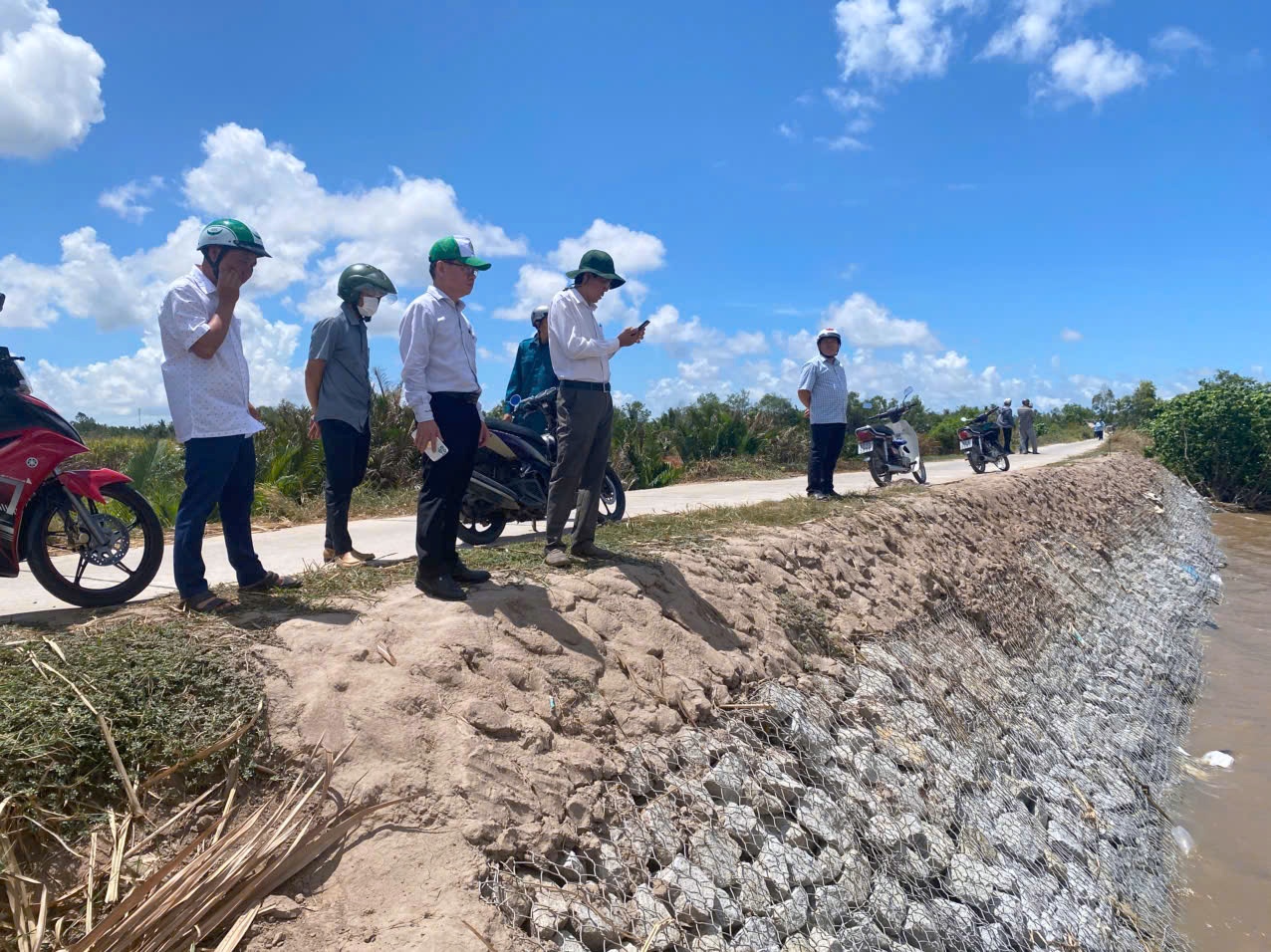 Trà Vinh công bố tình huống khẩn cấp sự cố sạt lở đê bao ở huyện Càng Long Trà Vinh công bố tình huống khẩn cấp sự cố sạt lở đê bao ở huyện Càng Long