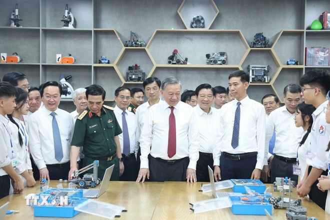 Tổng Bí thư Tô Lâm tặng phòng học STEM cho Trường Trung học Phổ thông Kim Liên. (Ảnh: TTXVN)