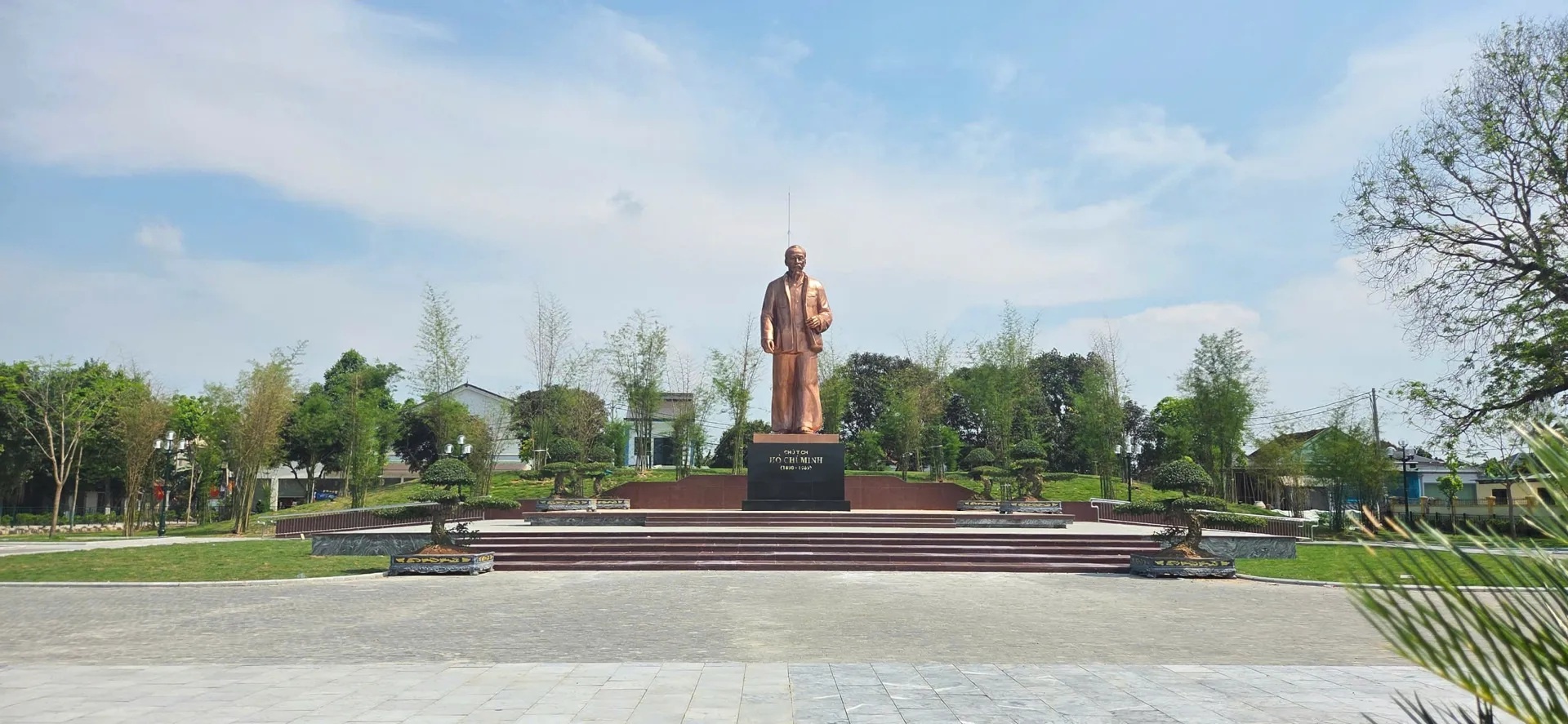 Tổng Bí thư Tô Lâm dâng hương tưởng nhớ Chủ tịch Hồ Chí Minh tại Nghệ An và dự khai mạc Lễ hội Làng Sen