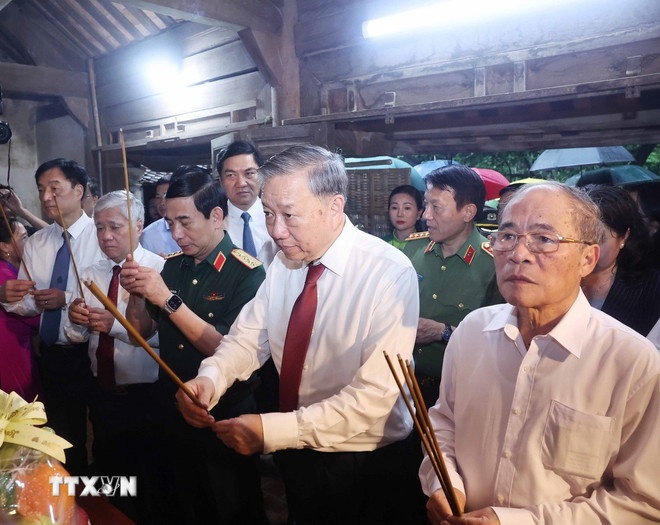 Tổng Bí thư Tô Lâm dâng hương tại Di tích nhà cụ Nguyễn Sinh Nhậm. (Ảnh: TTXVN)