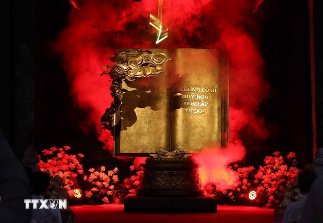 Tác phẩm điêu khắc ánh sáng “Việt Nam - những trang sử vàng” mà Tổng Bí thư Tô Lâm trao tặng Đảng bộ, chính quyền và nhân dân tỉnh Nghệ An. (Ảnh: TTXVN)