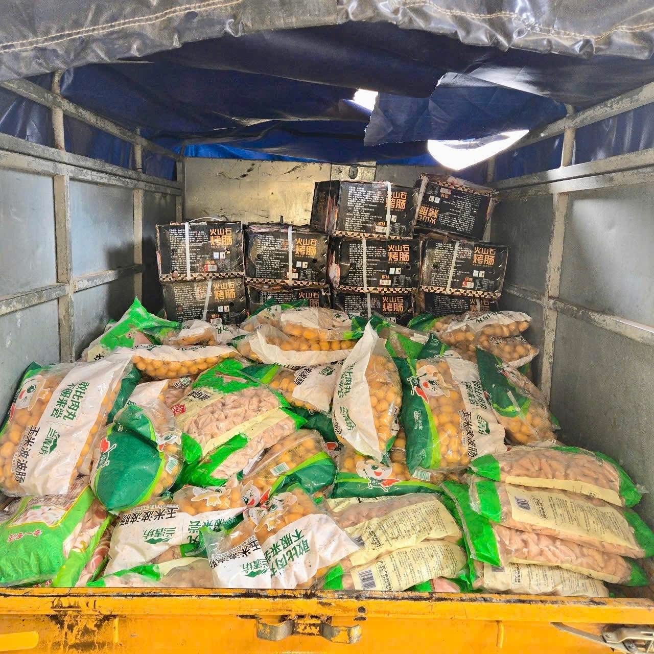 undefined Hà Giang: Lực lượng chức năng liên tiếp phát hiện 2 vụ vận chuyển hàng chục tấn thực phẩm không rõ nguồn gốc