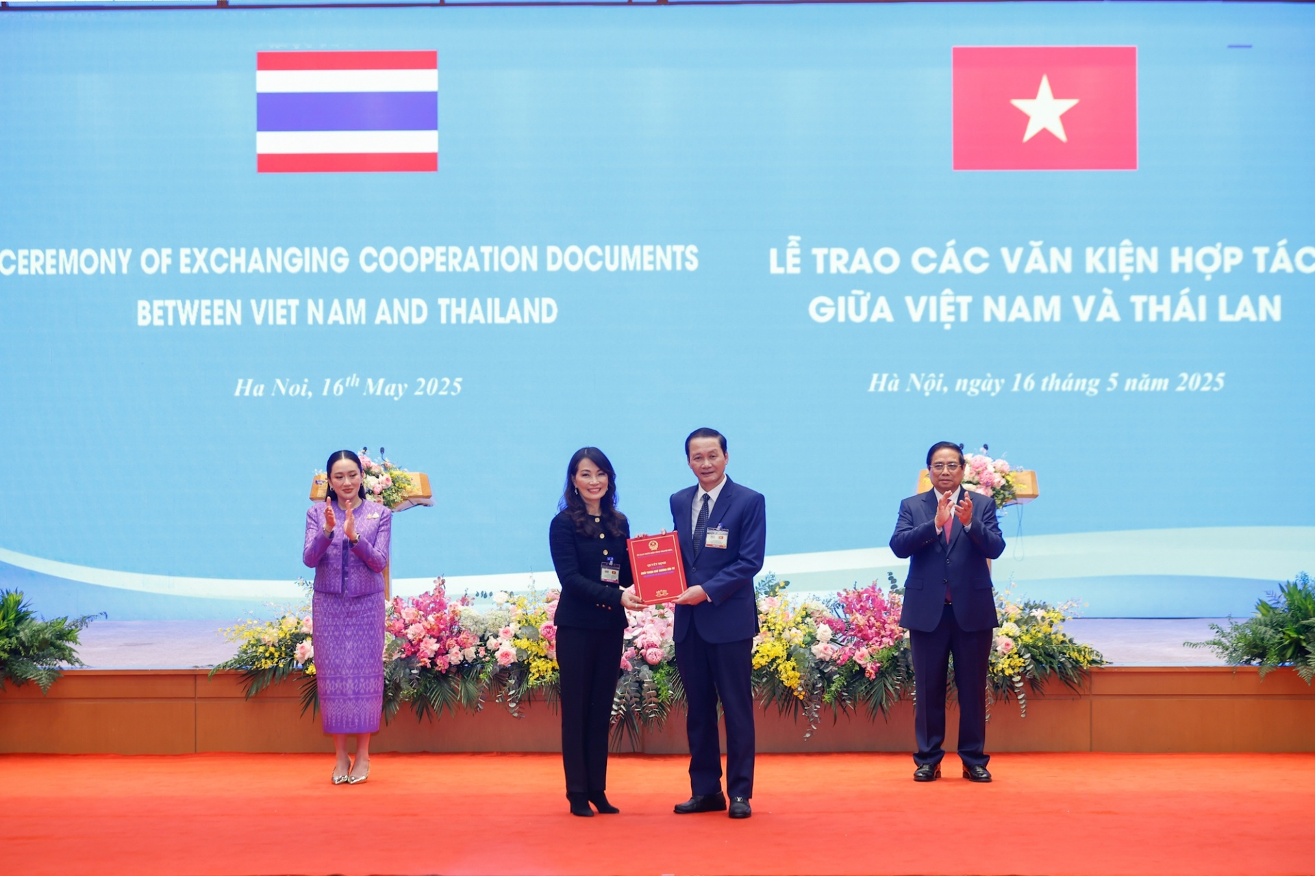 Thủ tướng Phạm Minh Chính và Thủ tướng Thái Lan Paetongtarn Shinawatra chứng kiến trao Quyết định chấp thuận chủ trương đầu tư dự án, kết cấu hạ tầng Khu Công nghiệp Giang Quang Thịnh, tỉnh Thanh Hoá - Ảnh: VGP