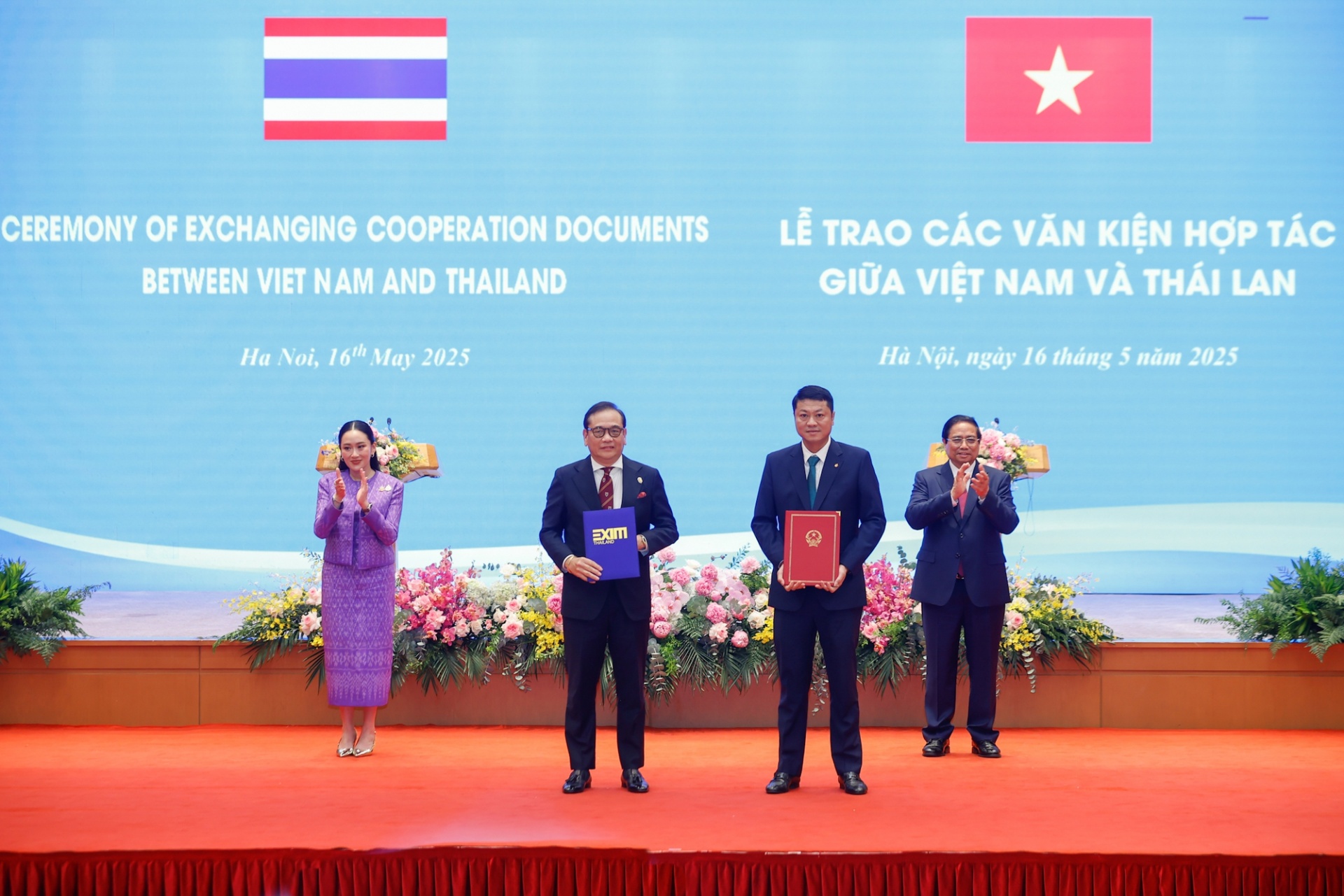 Thủ tướng Phạm Minh Chính và Thủ tướng Thái Lan Paetongtarn Shinawatra chứng kiến trao Thỏa thuận hợp tác toàn diện giữa Ngân hàng BIDV và Ngân hàng Xuất nhập khẩu Thái Lan - Ảnh: VGP