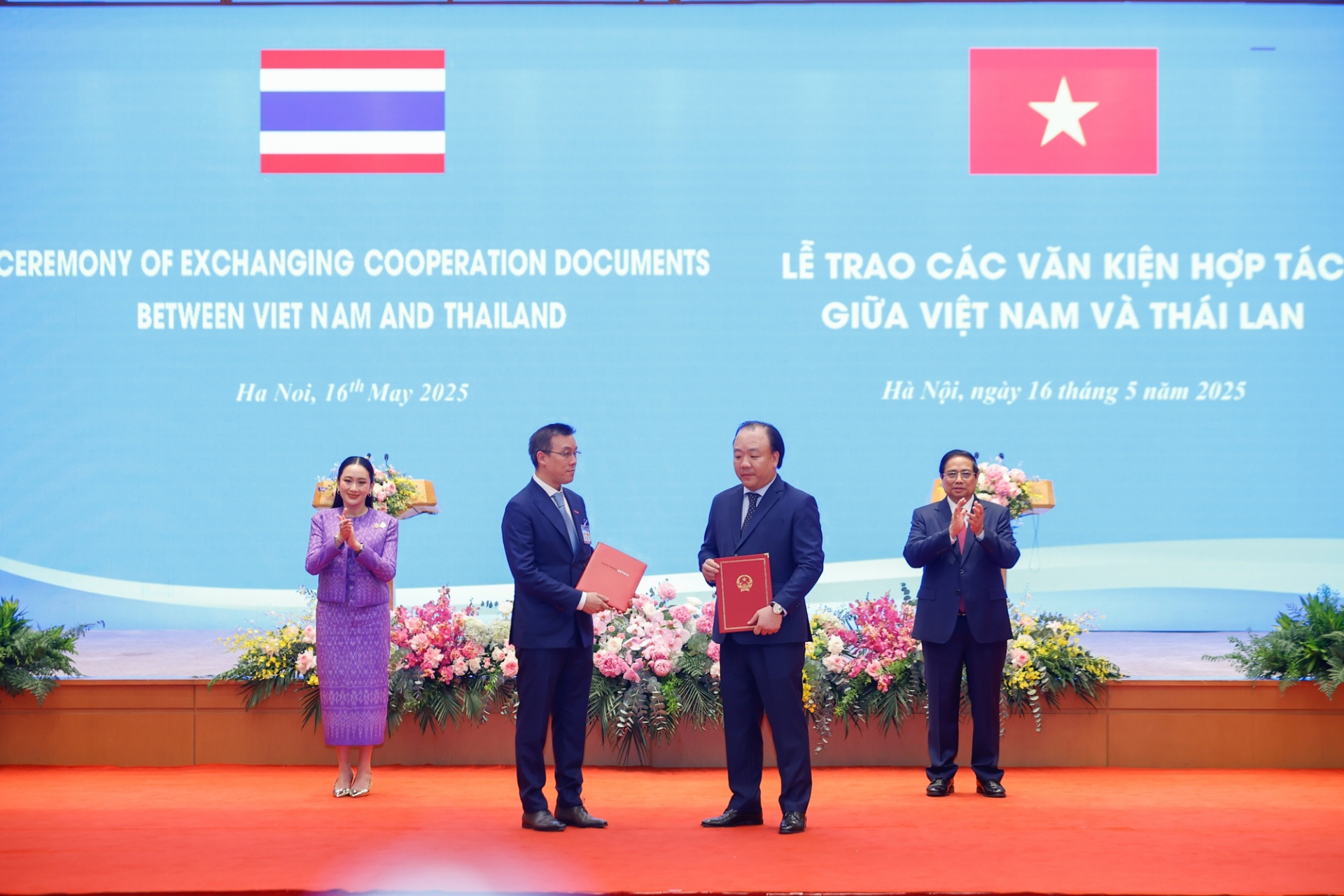Thủ tướng Phạm Minh Chính và Thủ tướng Thái Lan Paetongtarn Shinawatra chứng kiến trao Chương trình hợp tác giữa Cục Quản lý và Phát triển thị trường trong nước, Vụ Phát triển thị trường nước ngoài - Bộ Công Thương Việt Nam với Tập đoàn Central (Thái Lan) giai đoạn 2026-2028 - Ảnh: VGP