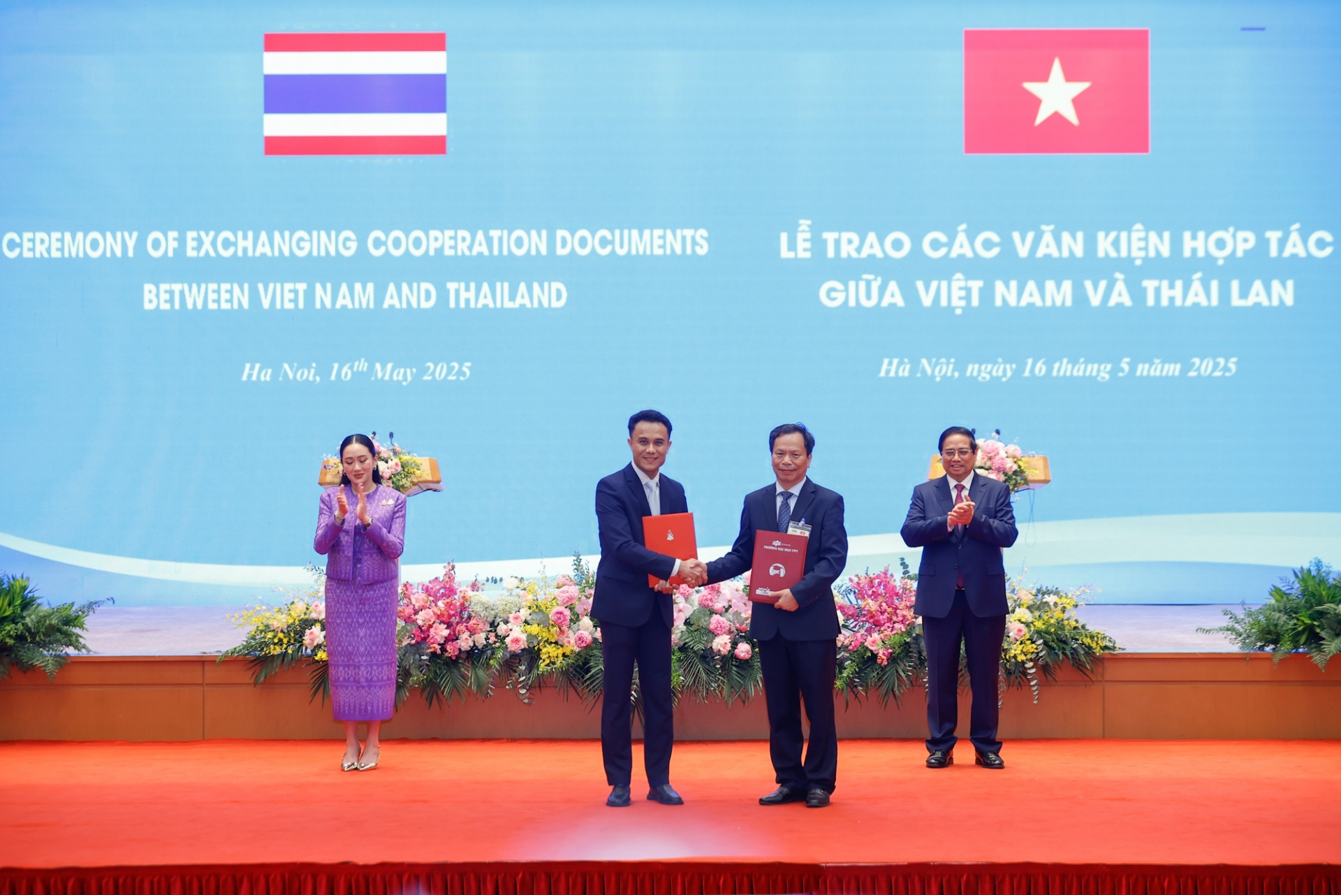 Thủ tướng Phạm Minh Chính và Thủ tướng Thái Lan Paetongtarn Shinawatra chứng kiến trao Biên bản ghi nhớ giữa Đại học Khon Kaen và Đại học FPT về hợp tác đào tại nguồn nhân lực về công nghệ bán dẫn - Ảnh: VGP