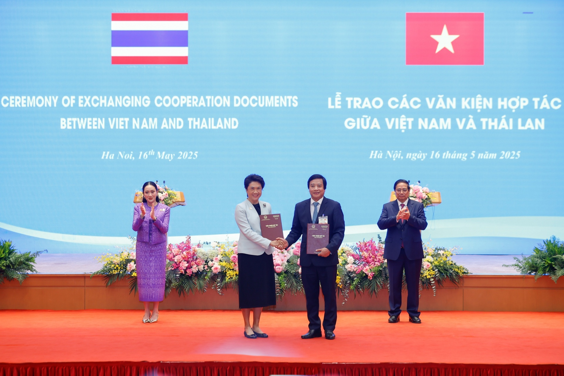 Thủ tướng Phạm Minh Chính và Thủ tướng Thái Lan Paetongtarn Shinawatra chứng kiến trao Bản ghi nhớ giữa UBND tỉnh Hưng Yên và Tập đoàn WHA (Thái Lan) về việc phát triển khu công nghiệp Phù Cừ trên địa bàn tỉnh Hưng Yên - Ảnh: VGP