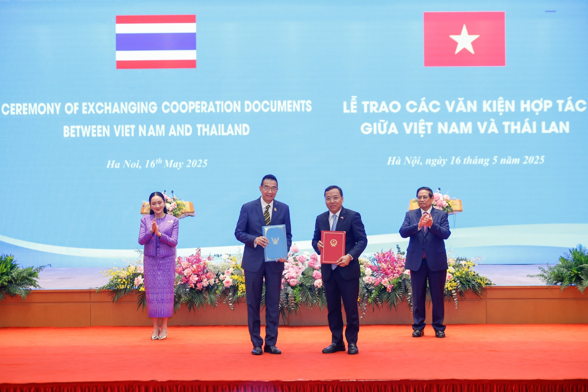 Thủ tướng Phạm Minh Chính và Thủ tướng Thái Lan Paetongtarn Shinawatra chứng kiến trao Bản ghi nhớ giữa Bộ Công Thương Việt Nam và Bộ Thương mại Thái Lan về hợp tác trong lĩnh vực kinh tế và thương mại - Ảnh: VGP